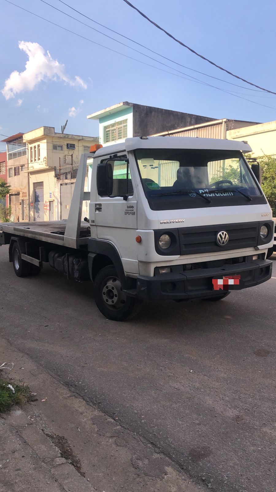 Guincho da empresa 2 de Julho - Volkswagen Delivery branco